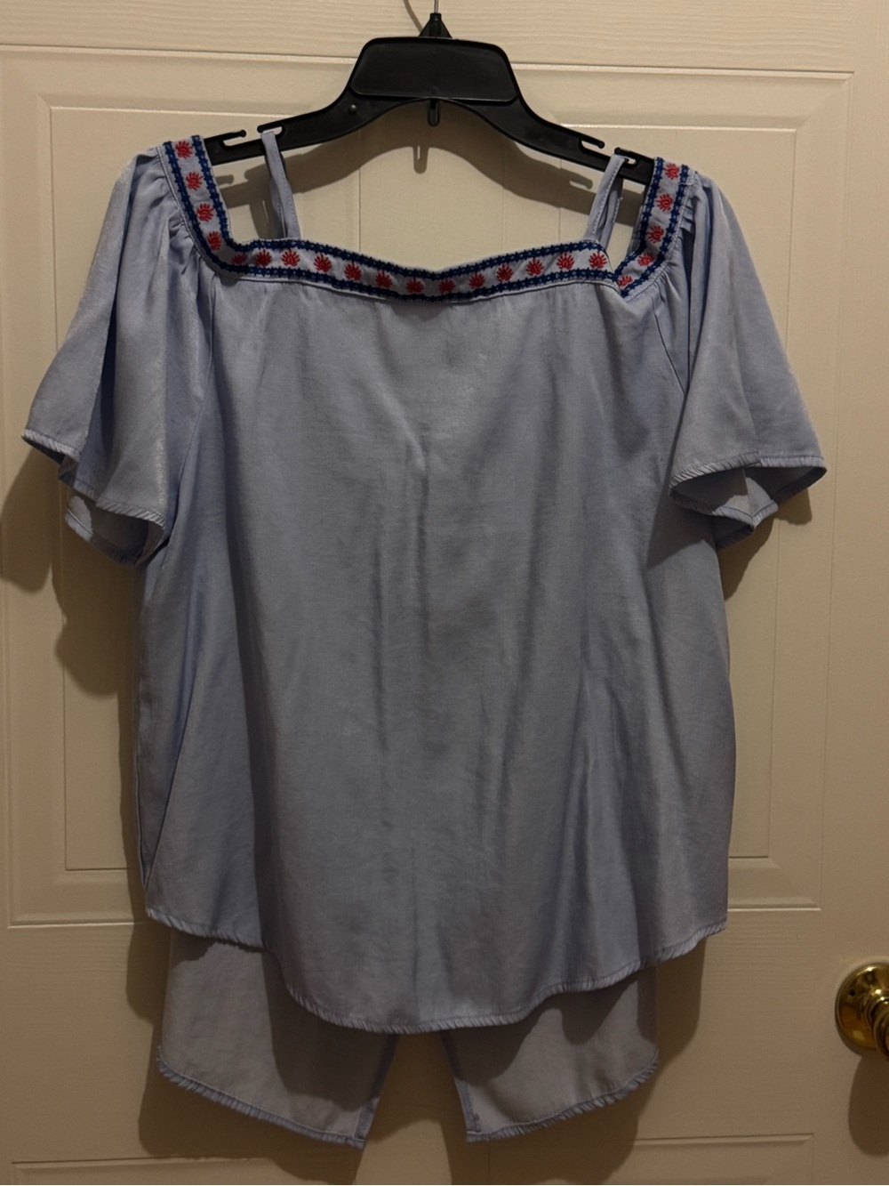 Merigold Kiss Sz M Light Blue Cold Shoulder Top W/Embroidered Detail VGUC😊😊